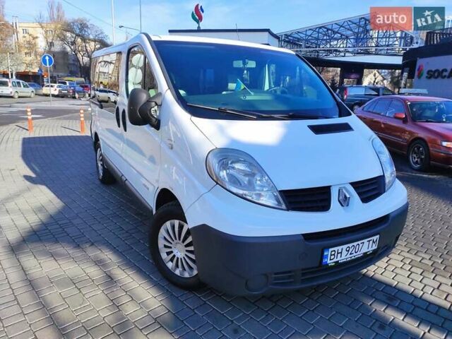 Белый Рено Трафик, объемом двигателя 2 л и пробегом 280 тыс. км за 13500 $, фото 2 на Automoto.ua