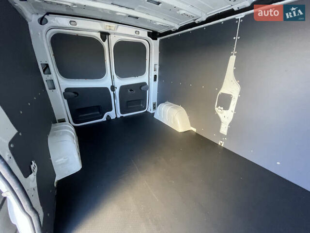 Белый Рено Трафик, объемом двигателя 2 л и пробегом 208 тыс. км за 12900 $, фото 51 на Automoto.ua
