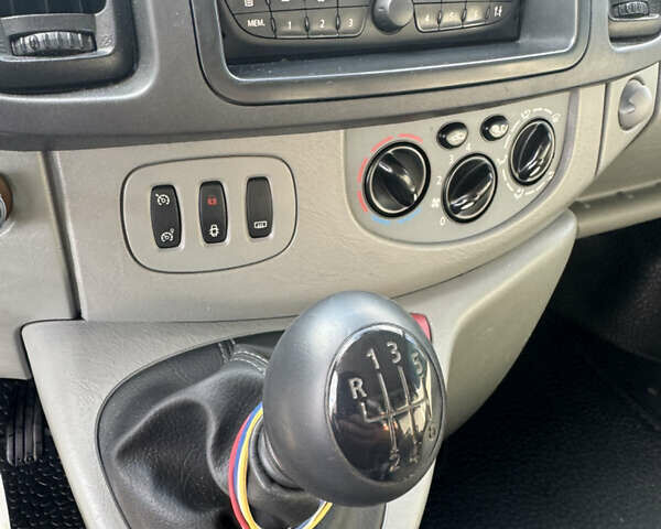 Белый Рено Трафик, объемом двигателя 2 л и пробегом 373 тыс. км за 12500 $, фото 13 на Automoto.ua