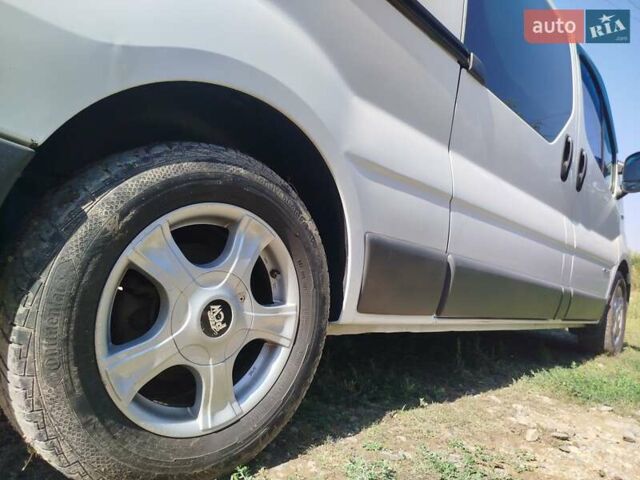 Белый Рено Трафик, объемом двигателя 2 л и пробегом 317 тыс. км за 10500 $, фото 1 на Automoto.ua