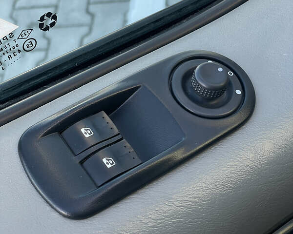 Белый Рено Трафик, объемом двигателя 2 л и пробегом 208 тыс. км за 12900 $, фото 31 на Automoto.ua