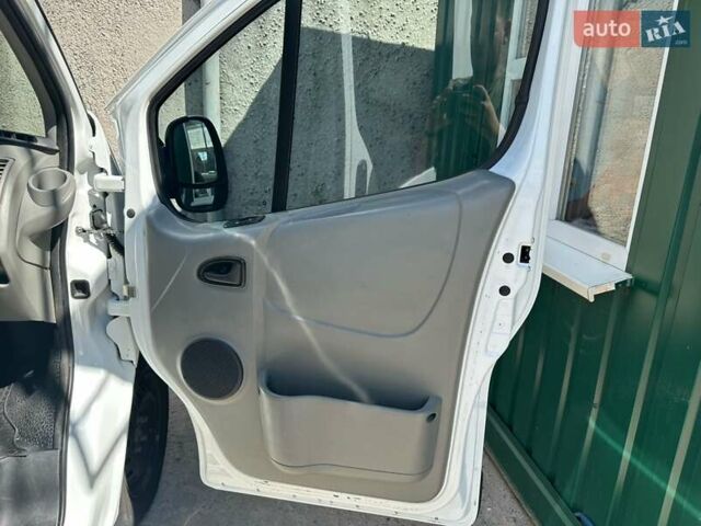 Белый Рено Трафик, объемом двигателя 2 л и пробегом 400 тыс. км за 8500 $, фото 1 на Automoto.ua