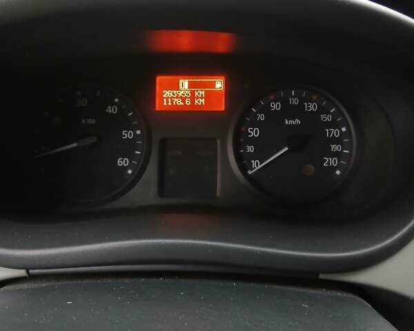 Белый Рено Трафик, объемом двигателя 2 л и пробегом 284 тыс. км за 11000 $, фото 7 на Automoto.ua