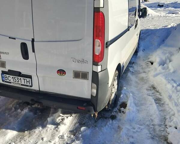 Белый Рено Трафик, объемом двигателя 2 л и пробегом 330 тыс. км за 10700 $, фото 4 на Automoto.ua