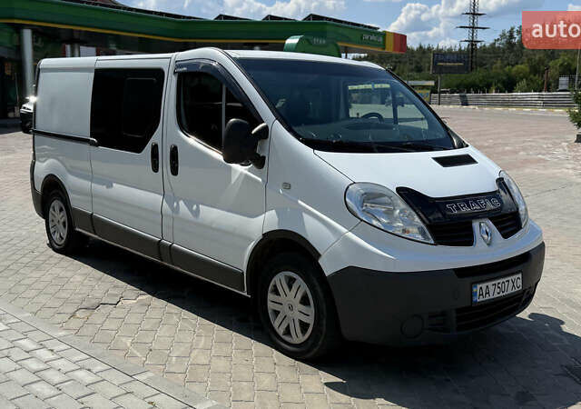 Белый Рено Трафик, объемом двигателя 1.9 л и пробегом 325 тыс. км за 12500 $, фото 6 на Automoto.ua
