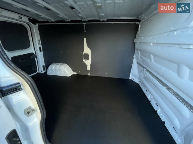 Белый Рено Трафик, объемом двигателя 2 л и пробегом 208 тыс. км за 12900 $, фото 50 на Automoto.ua