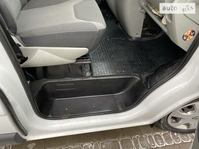 Білий Рено Трафік, об'ємом двигуна 2 л та пробігом 200 тис. км за 13500 $, фото 18 на Automoto.ua