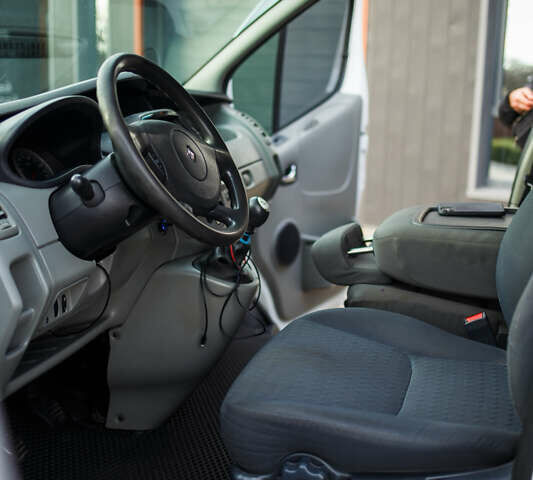 Білий Рено Трафік, об'ємом двигуна 2 л та пробігом 251 тис. км за 13100 $, фото 9 на Automoto.ua