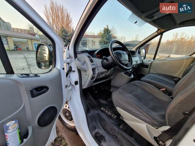 Белый Рено Трафик, объемом двигателя 2 л и пробегом 224 тыс. км за 11999 $, фото 11 на Automoto.ua