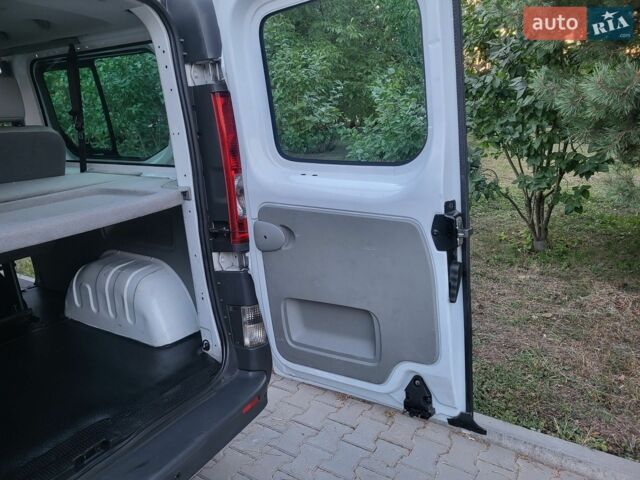 Белый Рено Трафик, объемом двигателя 2 л и пробегом 241 тыс. км за 14800 $, фото 71 на Automoto.ua