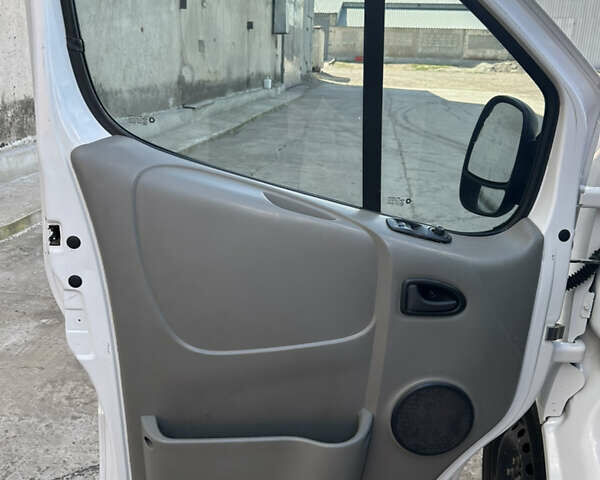 Белый Рено Трафик, объемом двигателя 2 л и пробегом 400 тыс. км за 8500 $, фото 9 на Automoto.ua