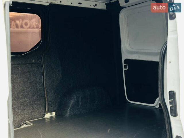 Белый Рено Трафик, объемом двигателя 2 л и пробегом 342 тыс. км за 8800 $, фото 16 на Automoto.ua
