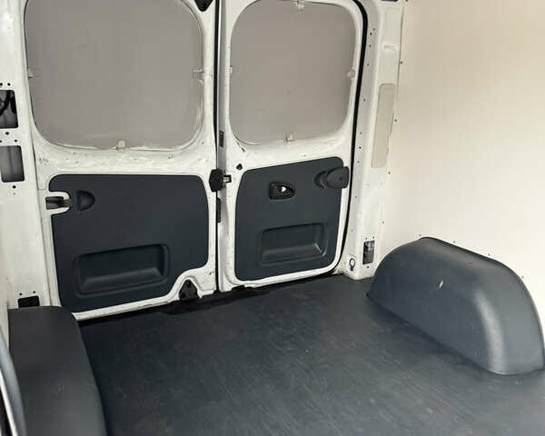Белый Рено Трафик, объемом двигателя 2 л и пробегом 252 тыс. км за 12550 $, фото 36 на Automoto.ua