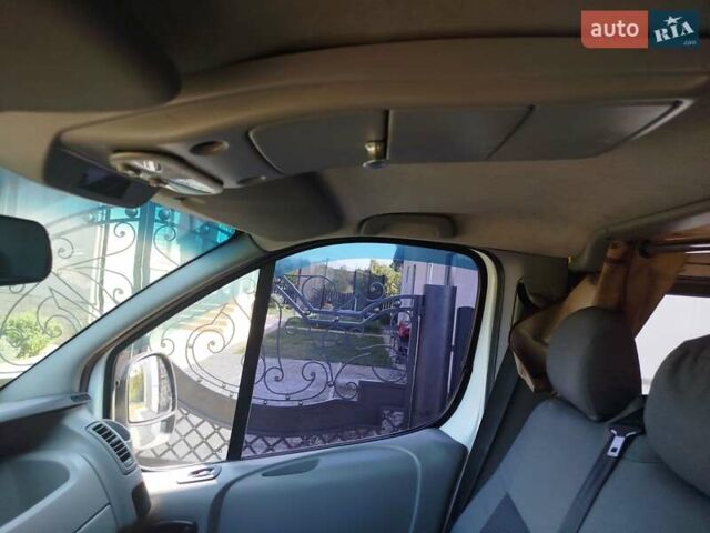 Білий Рено Трафік, об'ємом двигуна 2 л та пробігом 317 тис. км за 10000 $, фото 4 на Automoto.ua