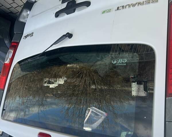 Белый Рено Трафик, объемом двигателя 2 л и пробегом 271 тыс. км за 10500 $, фото 1 на Automoto.ua