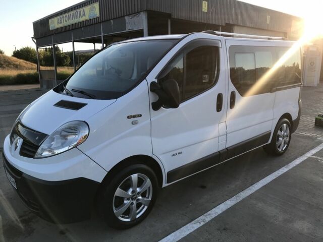Белый Рено Трафик, объемом двигателя 2 л и пробегом 275 тыс. км за 11900 $, фото 2 на Automoto.ua
