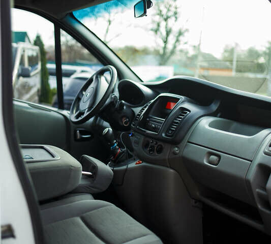 Білий Рено Трафік, об'ємом двигуна 2 л та пробігом 251 тис. км за 13100 $, фото 10 на Automoto.ua