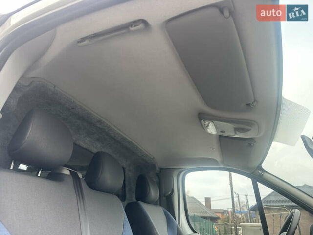 Белый Рено Трафик, объемом двигателя 2 л и пробегом 189 тыс. км за 13600 $, фото 56 на Automoto.ua