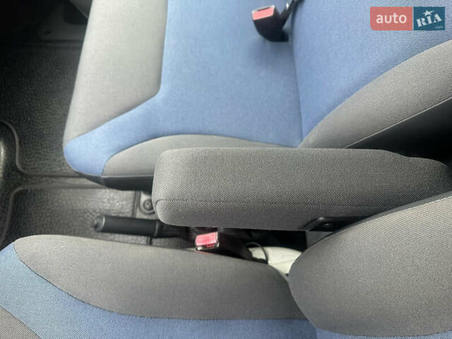 Белый Рено Трафик, объемом двигателя 2 л и пробегом 189 тыс. км за 13600 $, фото 65 на Automoto.ua