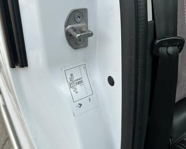 Белый Рено Трафик, объемом двигателя 1.6 л и пробегом 223 тыс. км за 13749 $, фото 25 на Automoto.ua