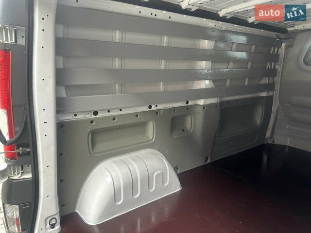 Белый Рено Трафик, объемом двигателя 2 л и пробегом 189 тыс. км за 13600 $, фото 39 на Automoto.ua