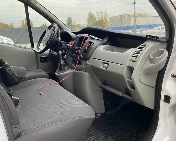 Белый Рено Трафик, объемом двигателя 2 л и пробегом 360 тыс. км за 9599 $, фото 6 на Automoto.ua