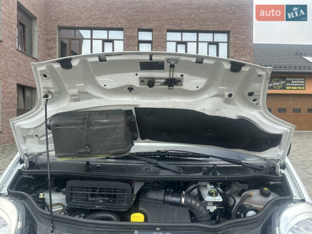 Белый Рено Трафик, объемом двигателя 2 л и пробегом 189 тыс. км за 13600 $, фото 72 на Automoto.ua