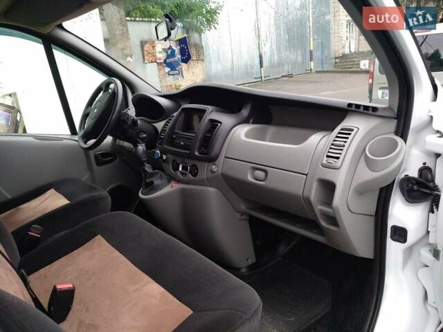 Белый Рено Трафик, объемом двигателя 2 л и пробегом 172 тыс. км за 16400 $, фото 4 на Automoto.ua