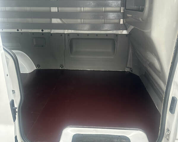 Белый Рено Трафик, объемом двигателя 2 л и пробегом 189 тыс. км за 13600 $, фото 33 на Automoto.ua