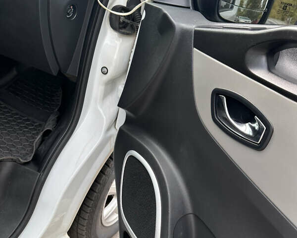 Белый Рено Трафик, объемом двигателя 1.6 л и пробегом 223 тыс. км за 13749 $, фото 19 на Automoto.ua