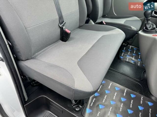 Белый Рено Трафик, объемом двигателя 2 л и пробегом 193 тыс. км за 15750 $, фото 27 на Automoto.ua