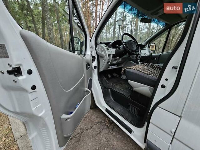 Белый Рено Трафик, объемом двигателя 2 л и пробегом 249 тыс. км за 15000 $, фото 34 на Automoto.ua