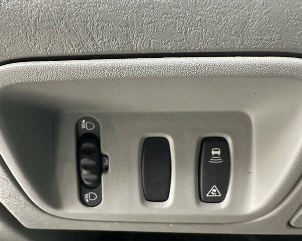 Белый Рено Трафик, объемом двигателя 2 л и пробегом 189 тыс. км за 13600 $, фото 59 на Automoto.ua