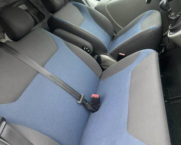 Белый Рено Трафик, объемом двигателя 2 л и пробегом 189 тыс. км за 13600 $, фото 52 на Automoto.ua