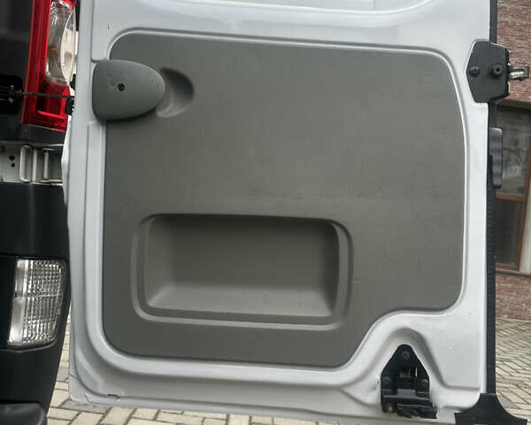 Белый Рено Трафик, объемом двигателя 2 л и пробегом 189 тыс. км за 13600 $, фото 45 на Automoto.ua