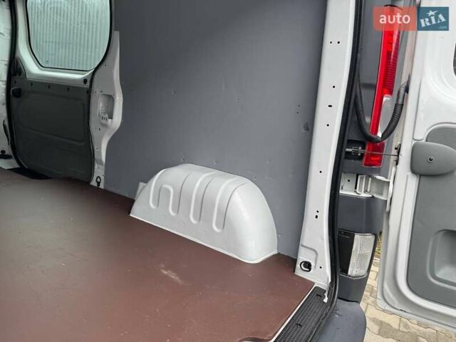 Белый Рено Трафик, объемом двигателя 2 л и пробегом 260 тыс. км за 13600 $, фото 13 на Automoto.ua