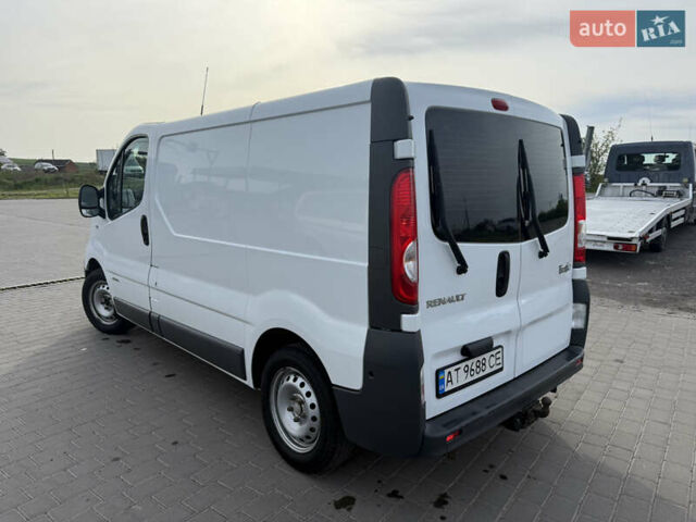 Белый Рено Трафик, объемом двигателя 2 л и пробегом 245 тыс. км за 8950 $, фото 4 на Automoto.ua