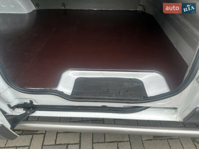 Белый Рено Трафик, объемом двигателя 2 л и пробегом 189 тыс. км за 13600 $, фото 32 на Automoto.ua