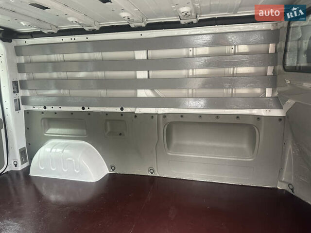 Белый Рено Трафик, объемом двигателя 2 л и пробегом 189 тыс. км за 13600 $, фото 35 на Automoto.ua