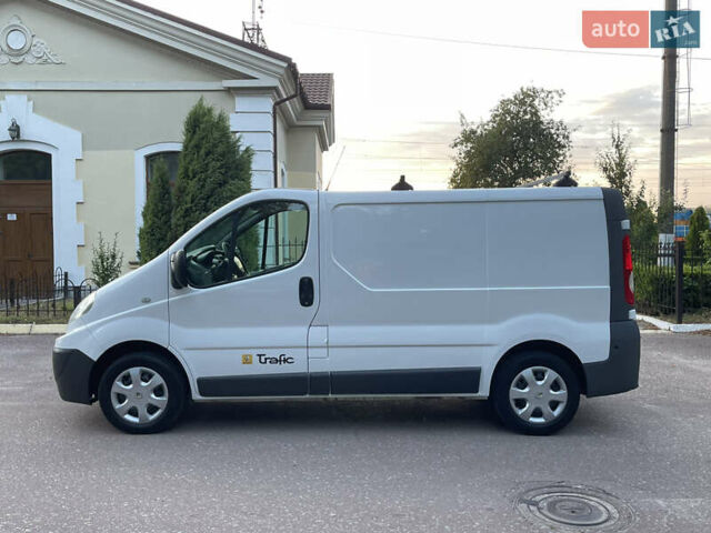 Белый Рено Трафик, объемом двигателя 2 л и пробегом 228 тыс. км за 10700 $, фото 4 на Automoto.ua