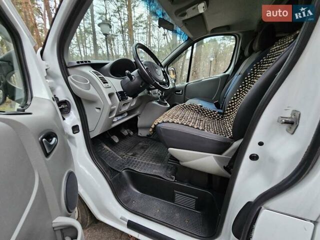 Белый Рено Трафик, объемом двигателя 2 л и пробегом 249 тыс. км за 15000 $, фото 35 на Automoto.ua
