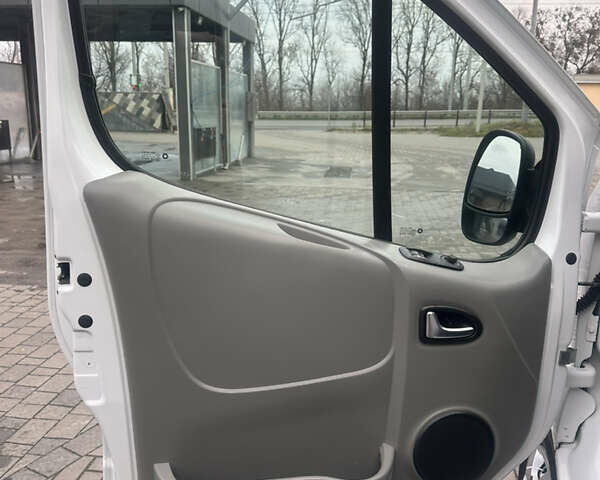 Белый Рено Трафик, объемом двигателя 2 л и пробегом 189 тыс. км за 13600 $, фото 57 на Automoto.ua