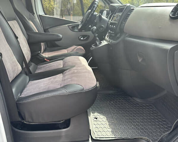 Белый Рено Трафик, объемом двигателя 1.6 л и пробегом 223 тыс. км за 13749 $, фото 24 на Automoto.ua