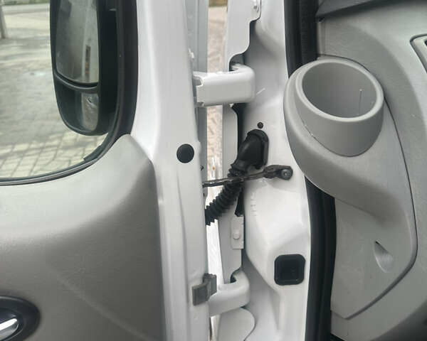 Белый Рено Трафик, объемом двигателя 2 л и пробегом 189 тыс. км за 13600 $, фото 58 на Automoto.ua