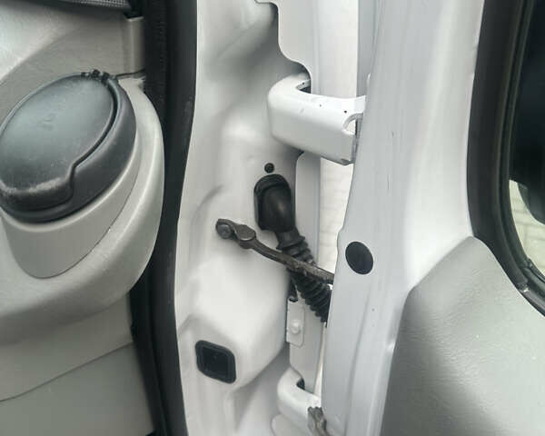 Белый Рено Трафик, объемом двигателя 2 л и пробегом 189 тыс. км за 13600 $, фото 51 на Automoto.ua