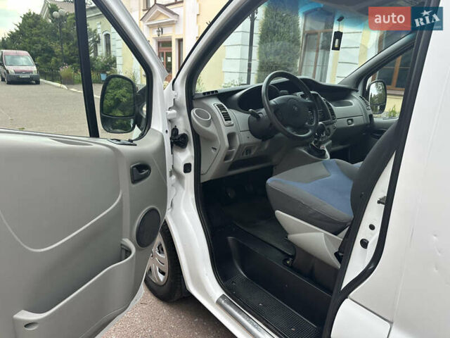 Белый Рено Трафик, объемом двигателя 2 л и пробегом 260 тыс. км за 11700 $, фото 13 на Automoto.ua