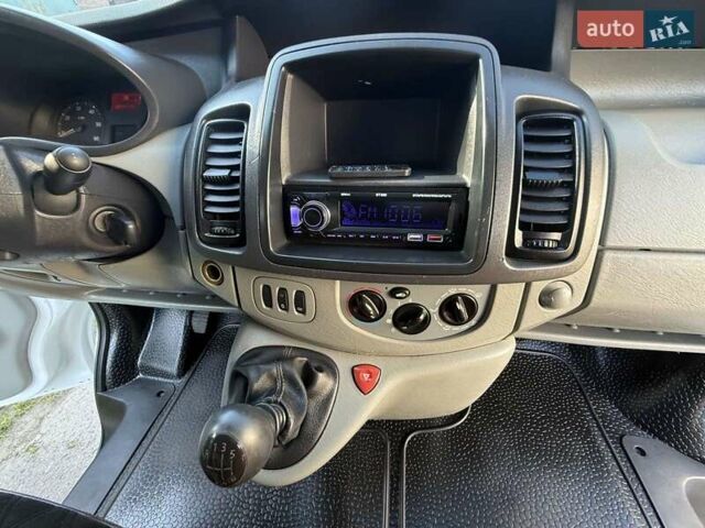 Білий Рено Трафік, об'ємом двигуна 2 л та пробігом 250 тис. км за 8500 $, фото 4 на Automoto.ua