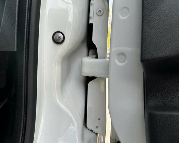 Белый Рено Трафик, объемом двигателя 1.6 л и пробегом 223 тыс. км за 13749 $, фото 26 на Automoto.ua