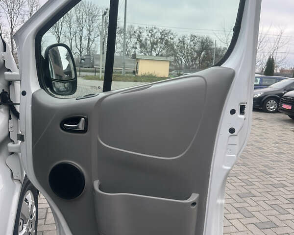 Белый Рено Трафик, объемом двигателя 2 л и пробегом 189 тыс. км за 13600 $, фото 49 на Automoto.ua