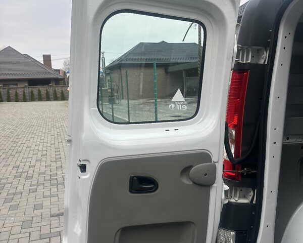 Белый Рено Трафик, объемом двигателя 2 л и пробегом 189 тыс. км за 13600 $, фото 41 на Automoto.ua